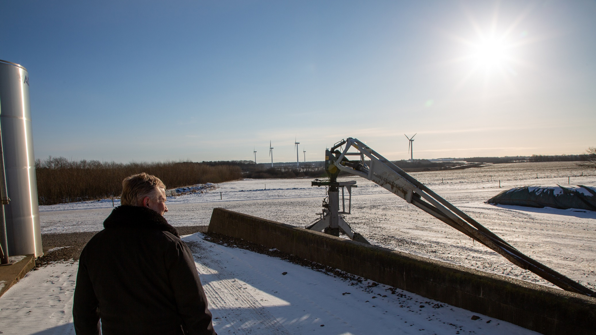 Preben Lauridsen investerede for år tilbage i vindmøllerne i baggrunden. I øjeblikket er han med i et samarbejde om etablering af 160 hektar solceller.